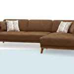 Kahverengi dokulu kumaşlı, ahşap ayaklı modern köşe koltuk; sağ taraf şezlong uzatmalı