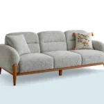 Alyona 3’lü kanepe, yumuşak kolçak formu ve ahşap ayak detaylarıyla modern üçlü koltuk