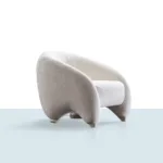 Aura berjer, akıcı kavisli formu ve tek parça görünümlü gövdesiyle modern tekli koltuk