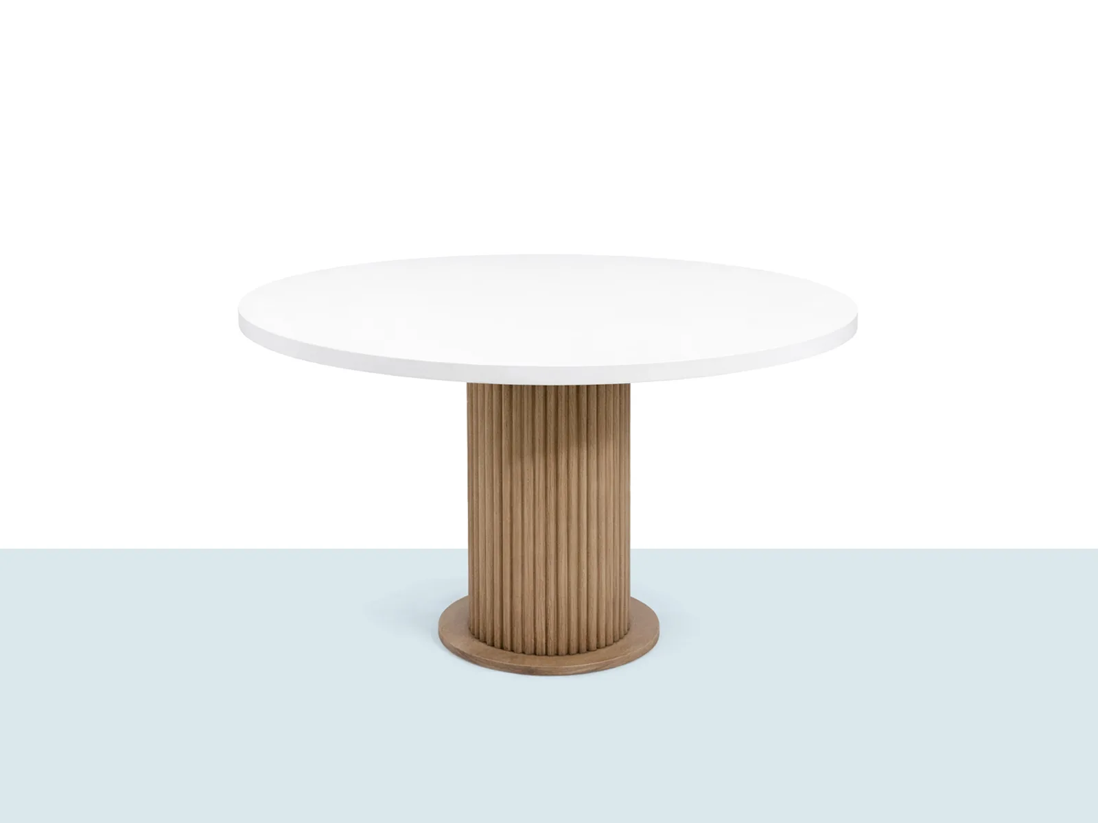 Gazel Yuvarlak Masa – Modern Beyaz Masa Gazel yuvarlak masa, beyaz tabla ve silindirik desenli ayak