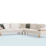 Açık krem tonunda, ahşap ayaklı ve yan sehpa detaylı modern köşe koltuk