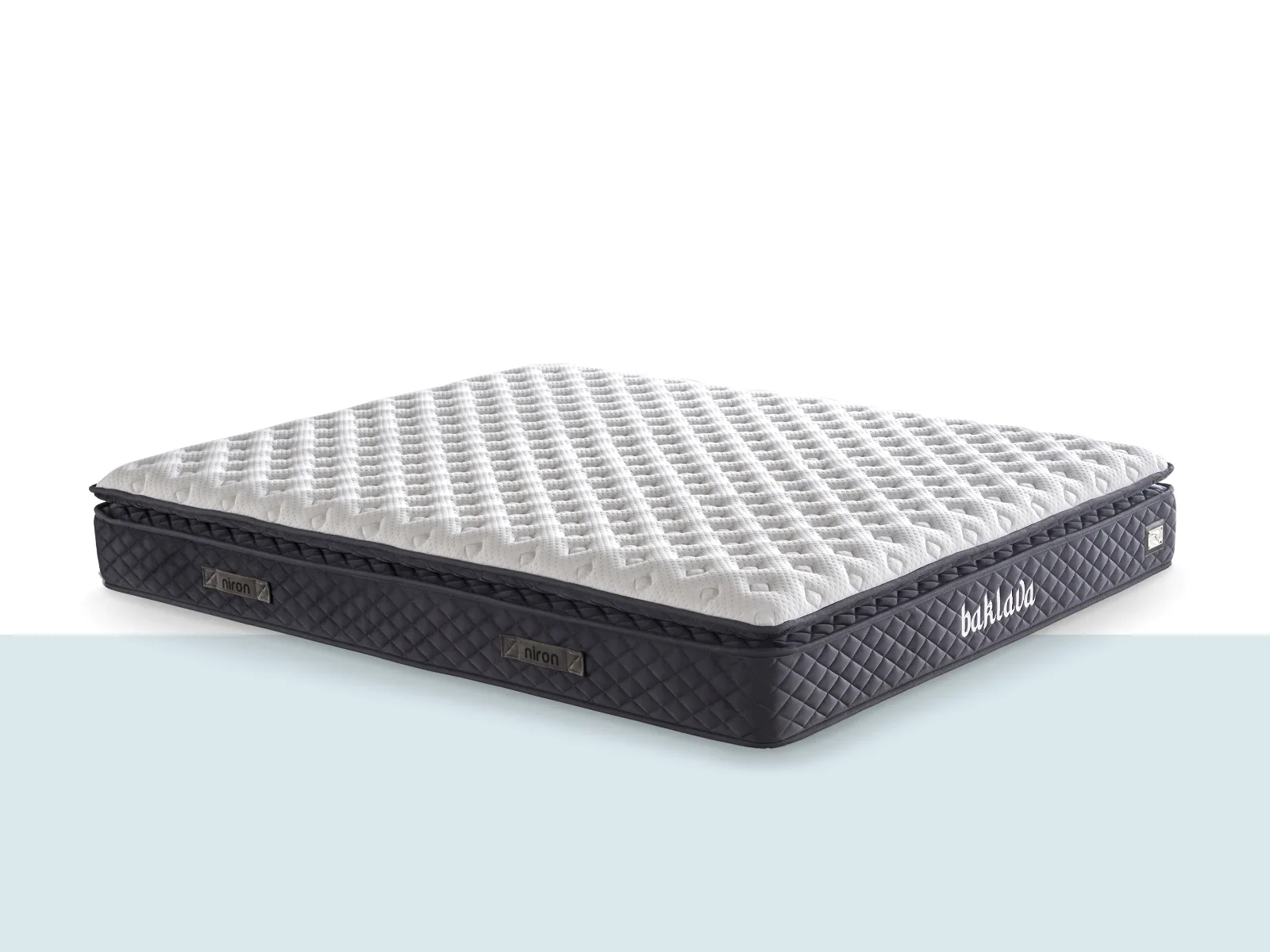 Baklava Yatak | Premium Tek Ürün Görseli Baklava Yatak – baklava desenli üst yüzey, siyah yan panel ve kulp detaylı premium yatak (tek ürün görseli)